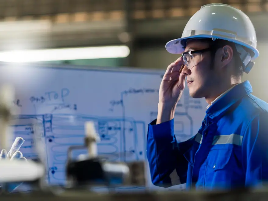 Ingeniero revisando un diagrama de proceso